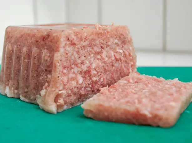 Foto von Schwedische Kalbssülze (Kalvsylta) - Der Klassiker für das Smörgåsbord – fertig angerichtet