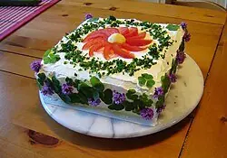 Foto von Schwedische Smörgåstårta (Sandwich-Torte) – fertig angerichtet