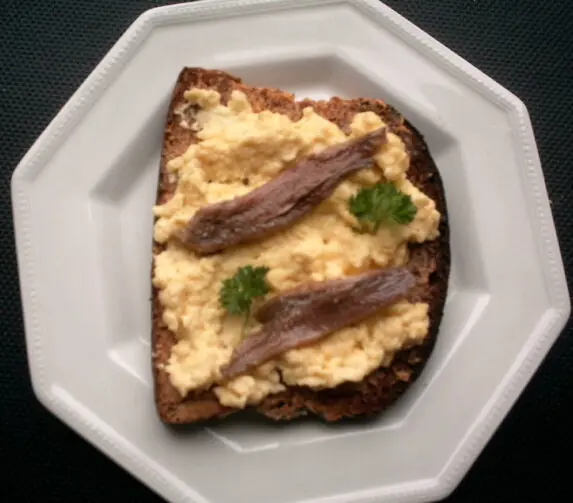 Foto von Scotch Woodcock (Cremiges Rührei auf Sardellen-Toast) – fertig angerichtet
