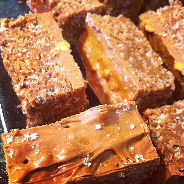 Foto von Scotcheroos – fertig angerichtet