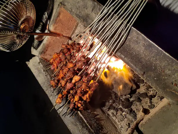 Foto von Sekuwa (Nepalesisches Grillfleisch) – fertig angerichtet