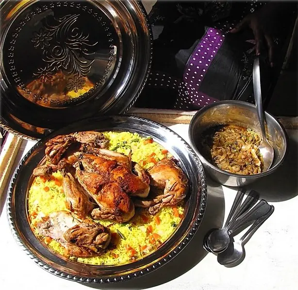 Foto von Senegalesisches Yassa (Poulet Yassa) – fertig angerichtet