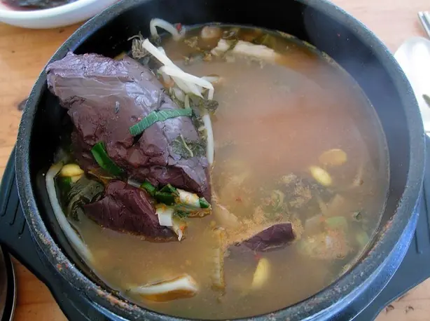 Foto von Seonjitguk (Koreanische Rinderblutsuppe) – fertig angerichtet