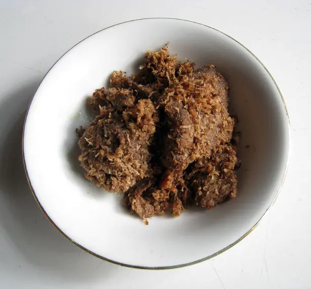 Foto von Serundeng (Indonesische geröstete Kokos-Gewürz-Beilage) – fertig angerichtet