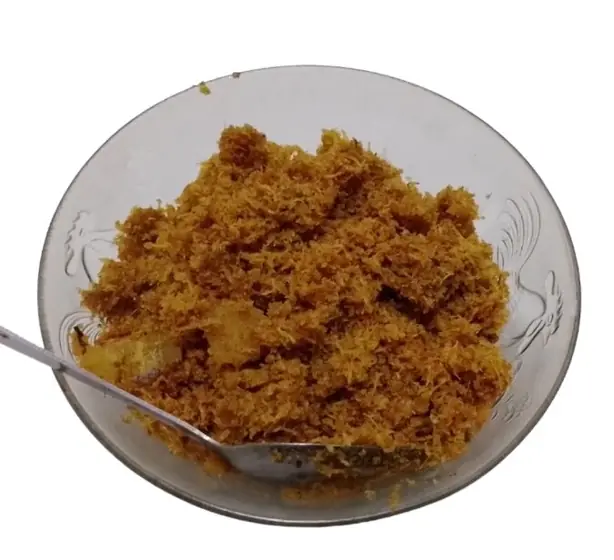 Foto von Serundeng Kelapa (Würzige indonesische Kokosflocken) – fertig angerichtet