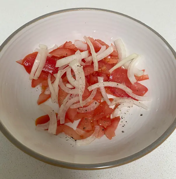 Foto von Shakarap (Zentralasiatischer Tomaten-Zwiebel-Salat) – fertig angerichtet