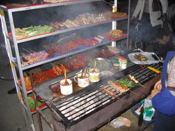 Foto von Shaokao - Chinesische Lammspieße (Yangrouchuan) – fertig angerichtet