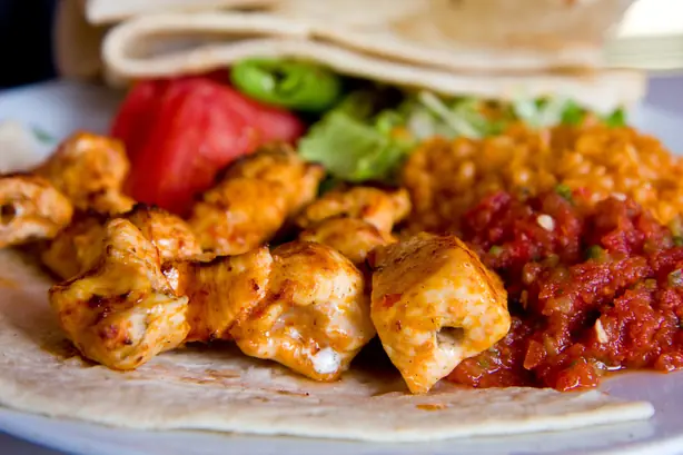 Foto von Shish Taouk (Arabischer Hähnchenspieß) – fertig angerichtet