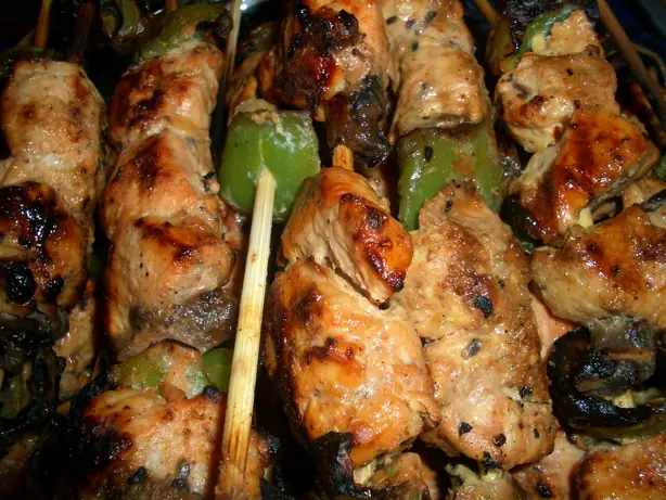 Foto von Shish Taouk (Libanesische Hähnchenspieße) – fertig angerichtet