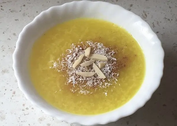 Foto von Sholezard (Persischer Safran-Reispudding) – fertig angerichtet