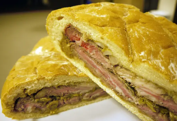 Foto von Shooter's Sandwich (Der ultimative gepresste Steak-Klassiker) – fertig angerichtet