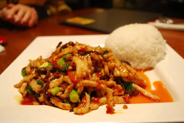 Foto von Sichuan Fischduft-Schweinegeschnetzeltes (Yuxiang rousi) – fertig angerichtet