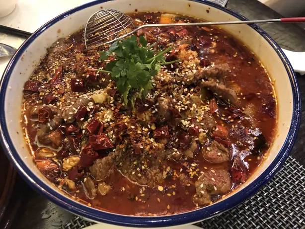 Foto von Sichuan Shuizhu (Wassergekochte Fleischscheiben) – fertig angerichtet