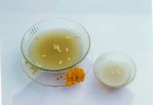 Foto von Sikhye (Koreanisches süßes Reisgetränk) – fertig angerichtet