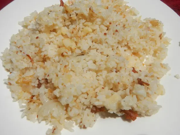 Foto von Sinangag (Philippinischer Knoblauch-Bratreis) – fertig angerichtet