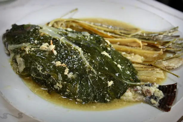 Foto von Sinanglay (Gefüllter Fisch in Kokosmilch) – fertig angerichtet