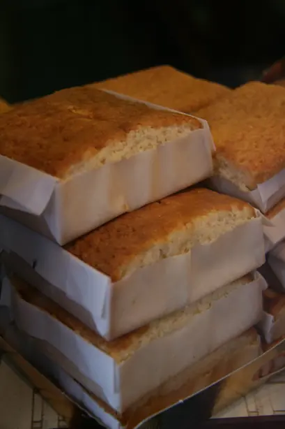 Foto von Sobao Pasiego (Kantabrischer Butterkuchen) – fertig angerichtet