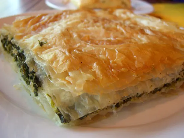Foto von Spanakopita (Griechischer Spinatkuchen) – fertig angerichtet