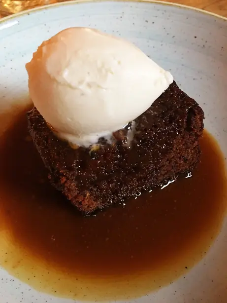 Foto von Sticky Toffee Pudding – fertig angerichtet