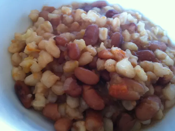 Foto von Südafrikanisches Umngqusho (Stampfmais mit Bohnen) – fertig angerichtet