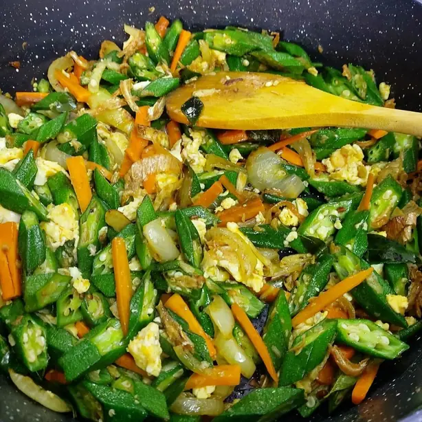 Foto von Südindisches Gemüse-Poriyal – fertig angerichtet