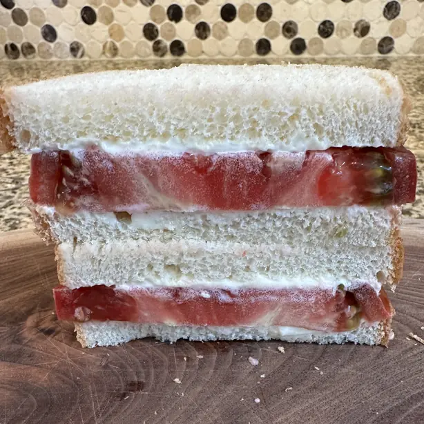 Foto von Südstaaten Tomatensandwich – fertig angerichtet