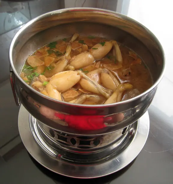 Foto von Swikee (Indonesisch-Chinesische Froschschenkelsuppe) – fertig angerichtet