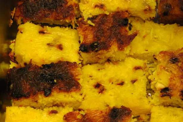 Foto von Tahchin-e Morgh – Der goldene persische Safran-Reis-Kuchen – fertig angerichtet