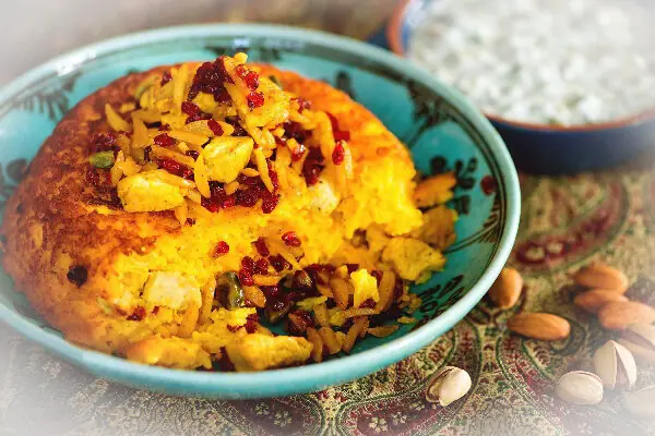 Foto von Tahchin (Persischer Safran-Reiskuchen mit Hähnchen) – fertig angerichtet