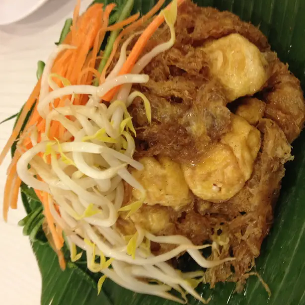 Foto von Tahu Goreng (Frittierter Tofu) – fertig angerichtet