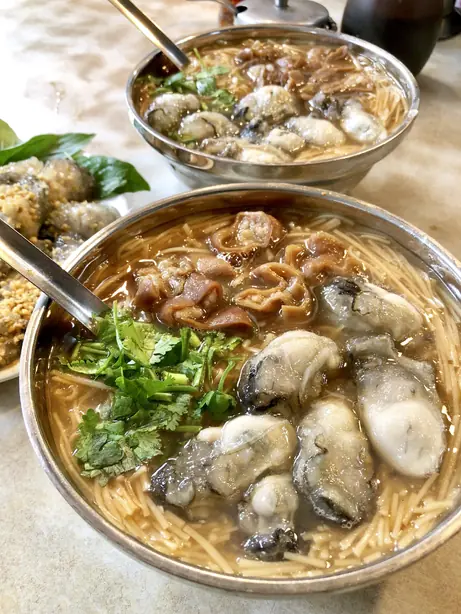 Foto von Taiwanesische Austern-Vermicelli (Oyster Misua) - Der Streetfood-Klassiker – fertig angerichtet