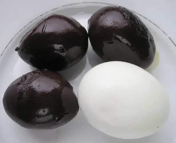 Foto von Taiwanesische Eiserne Eier (Iron Eggs) - Der würzige Snack-Klassiker aus Tamsui – fertig angerichtet