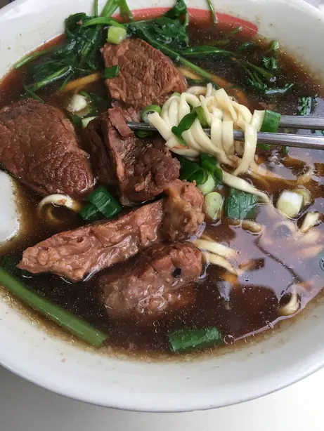 Foto von Taiwanesische Rindfleisch-Nudelsuppe – fertig angerichtet
