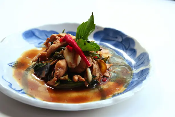 Foto von Taiwanesisches Drei-Tassen-Hühnchen (Sanbeiji) – fertig angerichtet