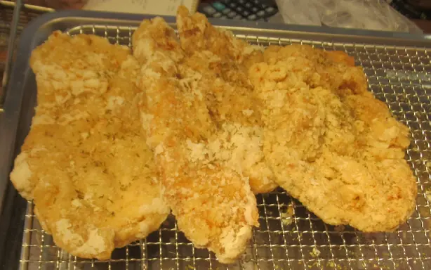 Foto von Taiwanisches Ji Pai - Das ultimative XXL Streetfood-Schnitzel – fertig angerichtet