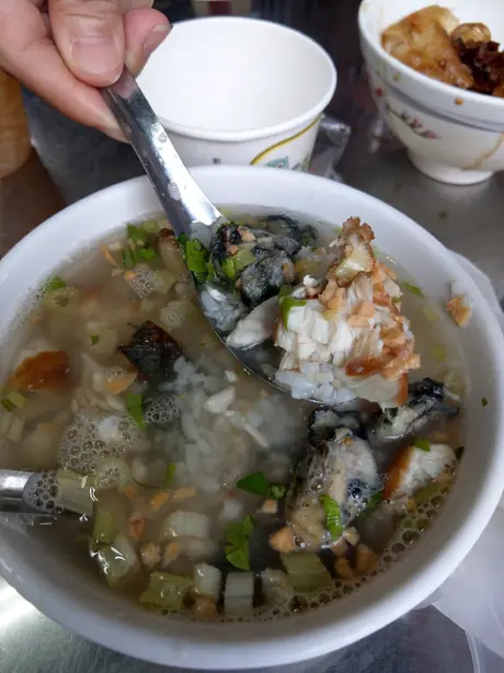 Foto von Taiwanisches Milchfisch-Congee (Shimu Yu Zhou) - Der cremige Frühstücksklassiker aus Tainan – fertig angerichtet
