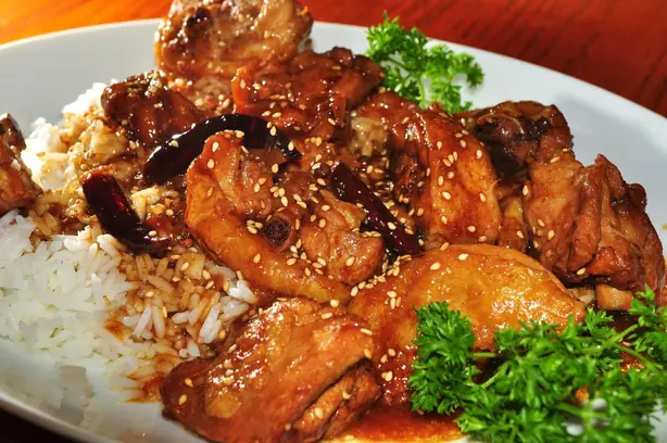 Foto von Taiwanisches Sesamöl-Hühnchen (Ma You Ji) – fertig angerichtet