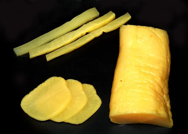 Foto von Takuan (Eingelegter Daikon-Rettich) – fertig angerichtet