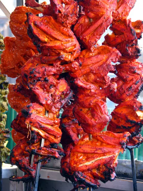 Foto von Tandoori-Hähnchen – fertig angerichtet
