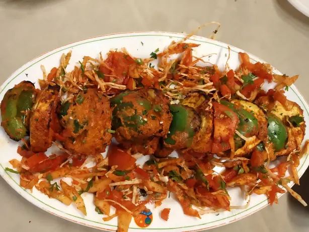 Foto von Tandoori Paneer Tikka - Indische gegrillte Käsespieße – fertig angerichtet