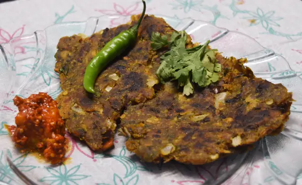 Foto von Thalipeeth (Indisches Mehrkorn-Fladenbrot) – fertig angerichtet