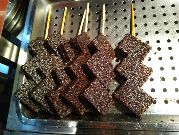 Foto von Ti-hueh-kué (Taiwanesischer Schweineblutkuchen) – fertig angerichtet