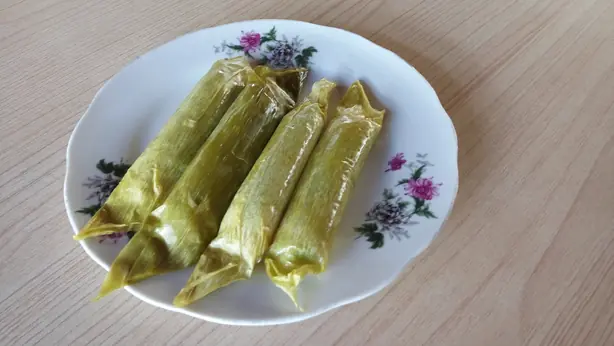 Foto von Timphan (Gedämpfte Bananen-Teigtaschen) – fertig angerichtet