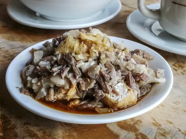 Foto von Tokwa't Baboy – fertig angerichtet