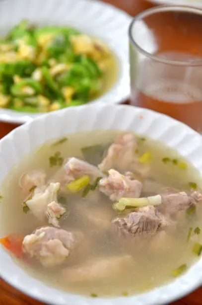 Foto von Tom Som (Thailändische saure Suppe) – fertig angerichtet