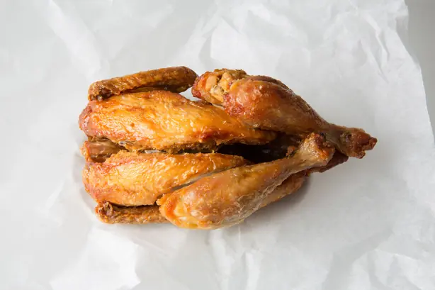 Foto von Tongdak (Koreanisches frittiertes Ganzes Hähnchen) – fertig angerichtet