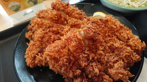 Foto von Torikatsu (Japanisches knuspriges Hähnchenschnitzel) – fertig angerichtet