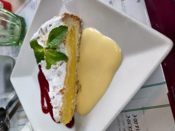 Foto von Torta della nonna – fertig angerichtet