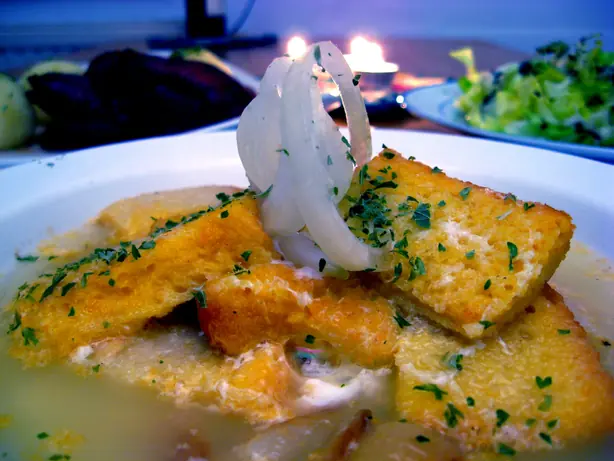 Foto von Tourin (Französische Knoblauchsuppe) – fertig angerichtet