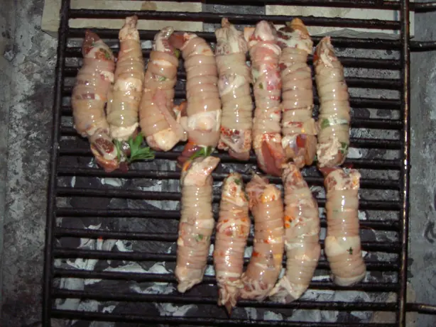 Foto von Traditionelle Apulische Torcinelli – fertig angerichtet